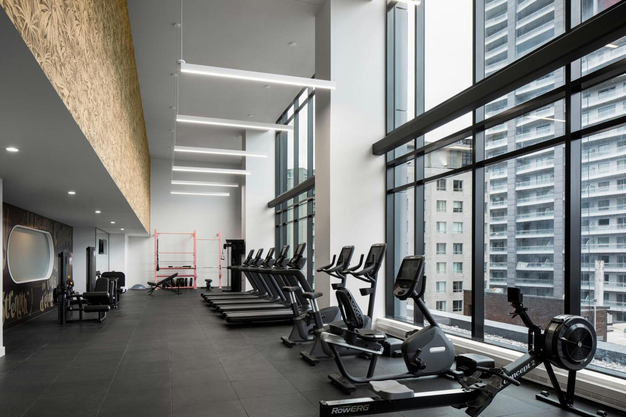 Honeyrose Hotel, Montreal, A Tribute Portfolio Hotel エクステリア 写真 The gym at The Collective Old Oak