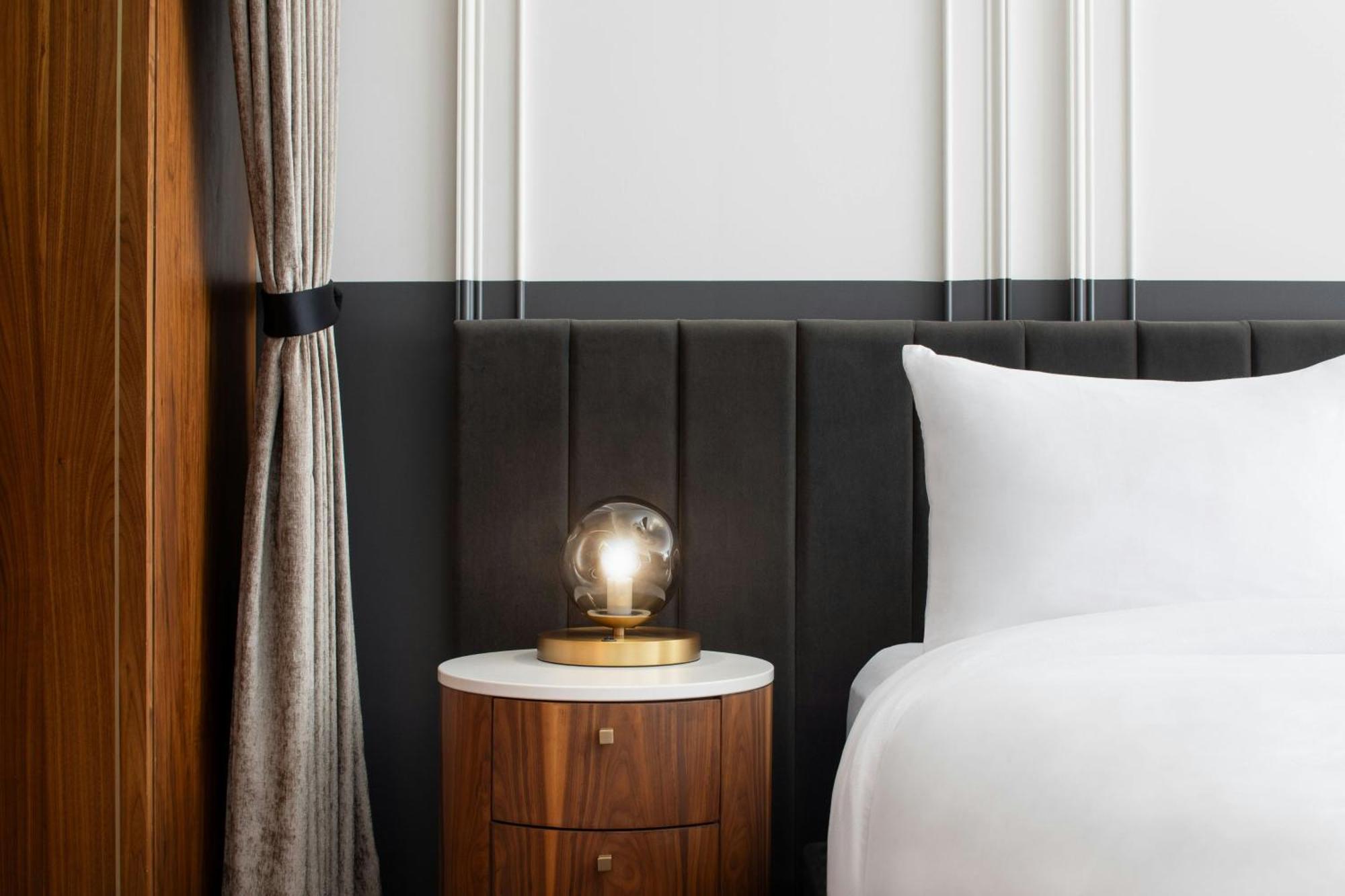 Honeyrose Hotel, Montreal, A Tribute Portfolio Hotel エクステリア 写真 A bedside table