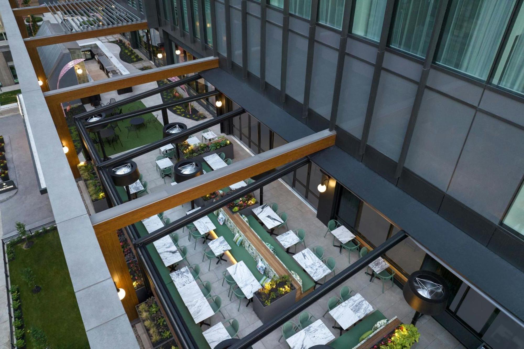 Honeyrose Hotel, Montreal, A Tribute Portfolio Hotel エクステリア 写真 The outdoor dining area at the hotel